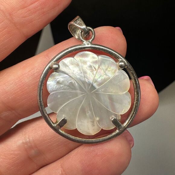 SALE! Mother of Pearl carved floral pendant in sterling silver!! - Picture 8 of 9